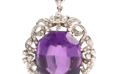 Amethyst and diamond brooch / pendant set with faceted amethyst encircled by numerous single-cut diamonds, mounted in 18k white gold. L. 4.1 / 5.1 cm.
