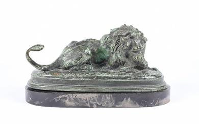 Antoine-Louis BARYE (1796-1875) " Lion couché dévorant un guib". Bronze à patine verte, fonte à...
