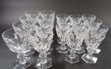BACCARAT, modèle Harcourt : Partie de service de verres à pied en cristal comprenant huit...