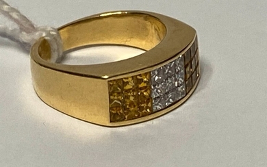 BAGUE en or jaune 18K (750 millièmes) ornée d'un pavage de diamants princesse bordé de...