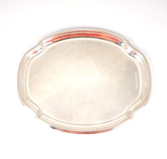 BOIN-TABURET : Plat ovale en argent massif, poinçon Minerve, bord mouvement modèle filet, 41 x 33 cm. Poids brut : 1 207 g environ.