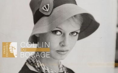 BRIGITTE BARDOT Brigitte Bardot portant un... - Lot 19 - Paris Enchères - Collin du Bocage