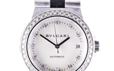 BULGARI REF : L5306 : Une montre-bracelet en or blanc 18 carats sertie de diamants...