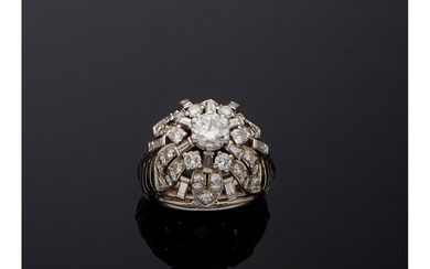 Bague en platine (950/000) et diamants, figurant une fleur stylisée, composée d'une monture ajourée à...