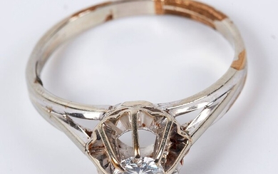 Bague solitaire en or gris 18K (750 millièmes) ornée d'un diamant de taille moderne calibrant...