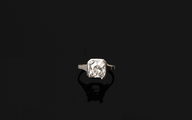 Bague solitaire en platine (850e), ornée d'un diamant coussin de taille ancienne en serti griffe....