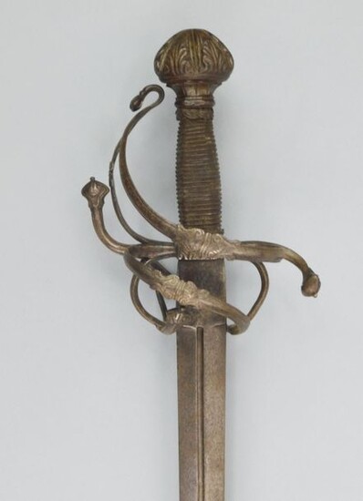 Beautiful replica of a rapier late 17th early 18th century. Total length 1170 mm long including 1020 mm of blade. Symmetrical four-sided blade, fine central gutter, two strong punches with the fleur-de-lys motif with ricasso. The fuse is a shuttle...