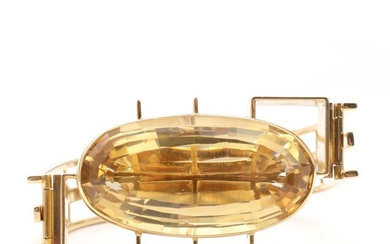 Bent Knudsen: A citrine cuff bracelet set with a faceted citrine, mounted in 18k gold. Inside app. 15 cm. Weight app. 74.5 g.
