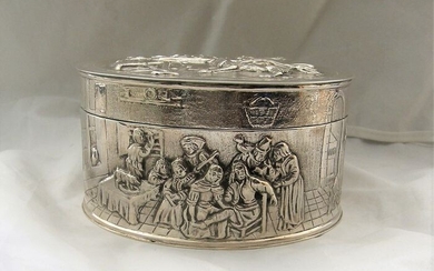 Biscuit box, Round biscuit tin with driven old Dutch scenes (1) - .925 silver - Netherlands - First half 20th century