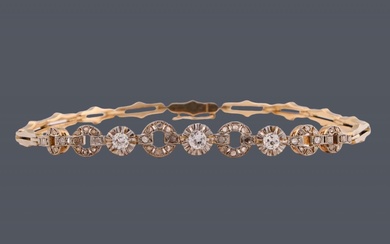Bracelet ancien en or jaune 18 k devant platine orné de trois diamants taille brillant...
