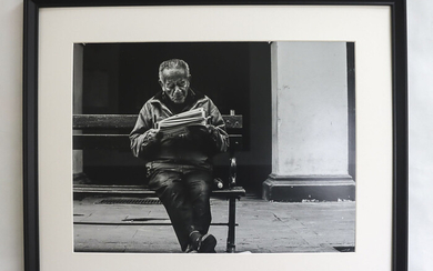 Brad Chapman; Elderly gentleman reading the newspaper in La Plaza de Armas; 40x30 print, 50x40 cm Frame