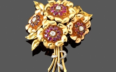 Broche "Bouquet de fleurs". d'après Van Cleef & Arpels. En or jaune 18k, platine et...