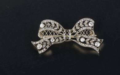 Bow brooch in 14k yellow and white gold with leaf garland decoration, set with small pink diamonds and six round diamonds 0.05 to 0.1 ct.