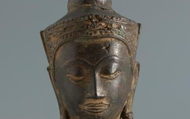 Buddha's head. Burma or Thailand, 17th century. Bronze. Some slight damage.