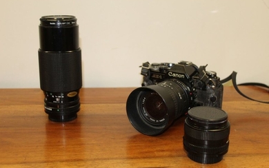 CANON AE-1, appareil photo argentique, avec ses trois...