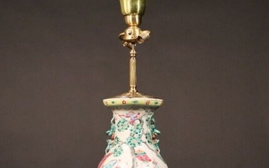 CHINE - CANTON. Vase en porcelaine polychrome à décor d'une procession et symbole des trois...