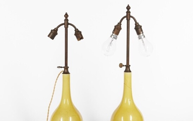 CHINE Paire de bouteilles à long col en porcelaine à fond jaune. 18ème siècle. Hauteur...