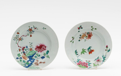 CHINE. Suite de deux assiettes en porcelaine. Epoque Yongzheng (1723-1735)