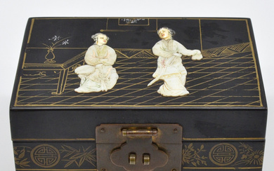 CHINESE JEWELRY BOX, TWO BEAUTIES, LEG AND MOTHER-OF-PEARL ON WOOD, CHINA, 19TH CENTURY.