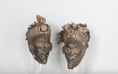 COTE D'IVOIRE Couple de masques royaux en bois sculpté agrémenté de cornes, miroir et graines....