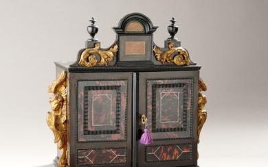 Cabinet en bois noirci à décor marqueté de placage d'écaille et bois clair sur trois...