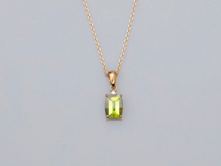 Chain and pendant in yellow gold, 750 MM, decorated with three brilliants bearing a cushion-sized peridot weighing 2.10 carats, length 45 cm, spring ring, weight: 3.45gr. gross.