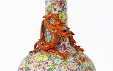 Chine, Epoque République (1912-1949) Vase en porcelaine à décor mille fleurs en émaux de la...