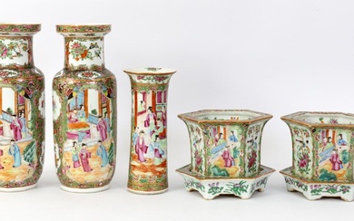 Chine, XIXe siècle Lot comprenant une paire de vases, un vase cornet et une paire...