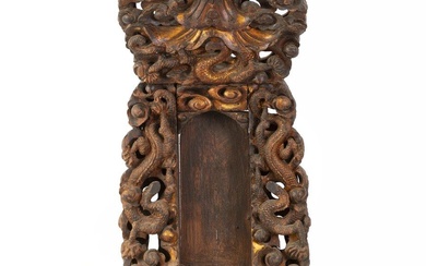 Chine, XVII-XVIIIe siècle Stèle en bois sculpté à décor de dragons. Hauteur : 116 cm