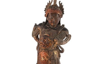 Chine, période Kangxi Importante sculpture d’un gardien en bois laqué et doré. Représenté debout sur...