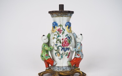 Chine période jiaqing, Vase d'applique en porcelaine et émaux de la famille rose, à décor...