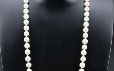Collier en perles de culture orné d'un pendentif en or jaune agrémenté de brillants et...