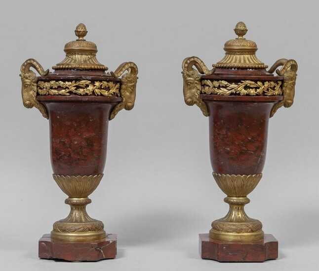 Coppia di vasi di forma neoclassica in breccia