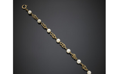 Cultured pearl yellow gold bracelet, g 14.10, length cm 22 circa. (slight defects)Read more