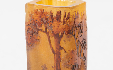 DAUM NANCY Vase miniature en verre multicouche dégagé à l'acide...