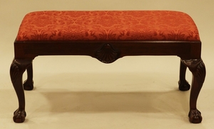 DREXEL HERITAGE CHIPPENDALE STYLE UPHOLSTERED MAHOGANY BENCH 19 19 39