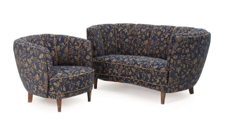 Danish furniture design: Two-seater sofa and easy chair with stained beech legs, upholstered with patterned blue fabric. 1930–40s. L. 155 cm. (2)