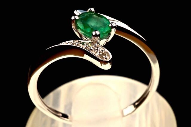 Designer ring in 18 karat white gold with certified oval Emerald of 0.447 carat and ring body with 1 line paved with natural brilliant-cut GH-SI diamonds for a total of 0.02 carat. size (can be modified) 54, 1.87g. Luxurious case.