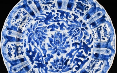 Dish - Plat En Porcelaine Bleu Et Blanc à Décor Floral Dans Des Cartouches - Porcelain