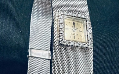 Distinguished 55.36g 18K Solid White Gold 1950's Ladies Omega Wristwatch