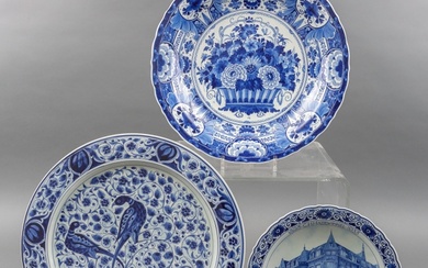 Drie Delfts aardewerk borden: één met gecontourneerde rand en...