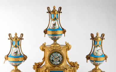 Driedelig schouwgarnituur. Louis XVI stijl. Napoleon III periode. Bestaande uit een schouwklok (h.: 44 cm) en een paar