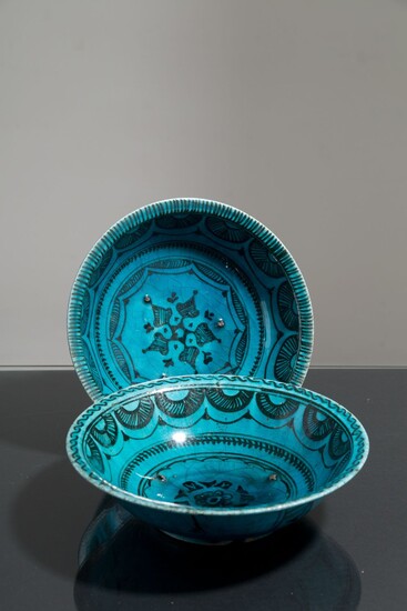 Due zuppiere in ceramica blu. Nordafrica. XVII secolo. Difetti....