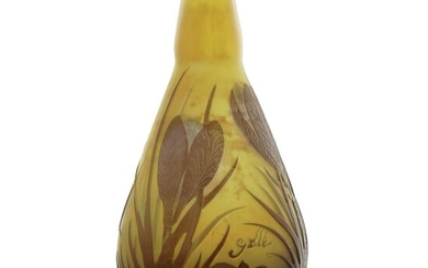 ÉTABLISSEMENTS GALLÉ (1904-1936) Vase piriforme en verre multicouche violet sur fond jaune à décor gravé à l'acide de crocus. Sign...
