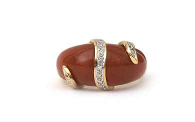Een 18 krt. gouden ring bezet met carneool en diamant