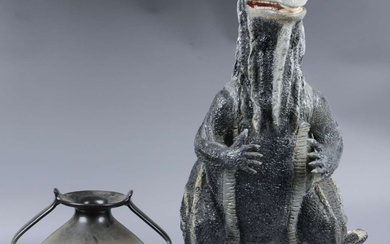 Een Upsala-Ekeby keramische vaas & daarbij een grote kunststof T-rex