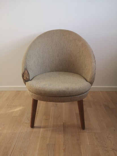 Ejvind A. Johansson: An easy chair with wooden legs, upholstered with fabric. Model 301. Manufactured by Godtfred H. Petersen, Heddinge.