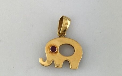 Elephant pendant in 750°/°° gold set with a diamond and a ruby, Gross weight: 4,55g