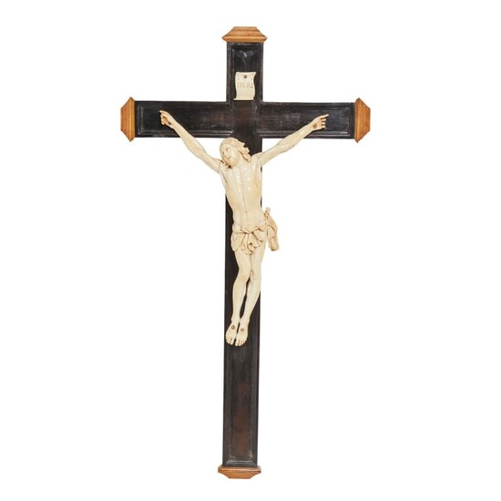 Escuela francesa, s.XVIII. Cristo crucificado. Escultura en marfil tallado....