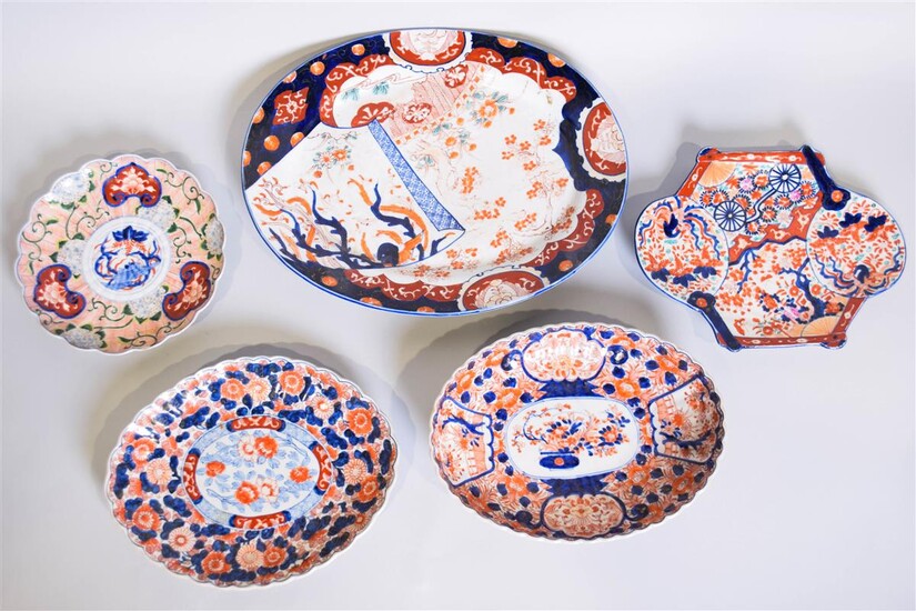 FIVE VARIOUSLY SIZED JAPANESE IMARI PORCELAIN TRAYS AND PLATTERS, EARLY 20TH CENTURY